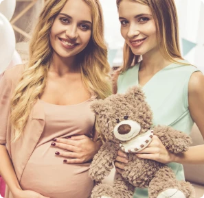 Frauen unterhalten sich entspannt an einem Geschenketisch