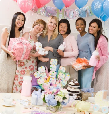 Mutter mit Geschenken auf einer Babyparty