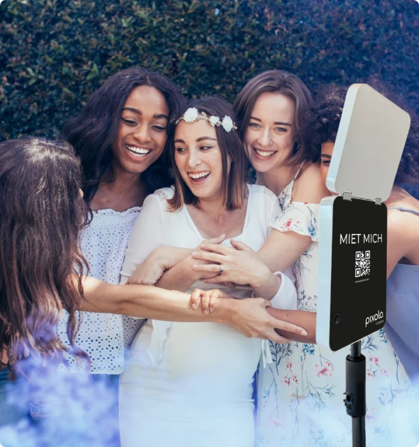 Frauen feiern gemeinsam eine Babyparty