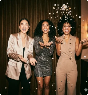 Älteres Paar lächelt verspielt in einem Fotobox-Rahmen