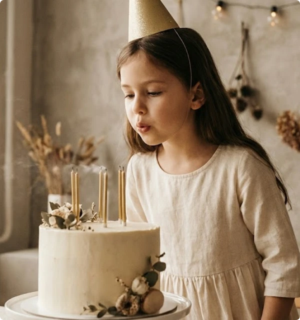 Gäste feiern ausgelassen bei einer Geburtstagsparty